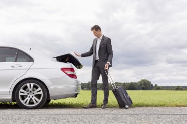 İşadamı alarak bavul araba