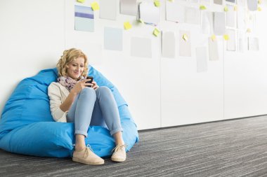 Cep telefonu kullanan iş kadını