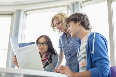 ofiste çalışan iş adamları