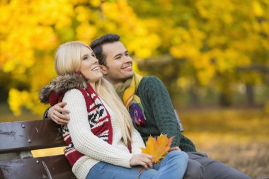 Uzak bankta otururken Çift