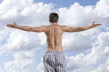 adam ayakta kol uzanmış