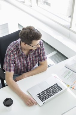 Masada çalışan bir iş adamı.