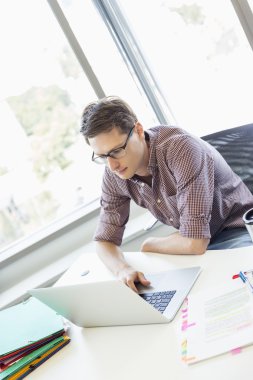 Dizüstü bilgisayar kullanan iş adamı