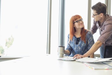 İş adamları birbirine bakarak