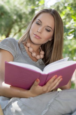 Kadın kitap okuyor.