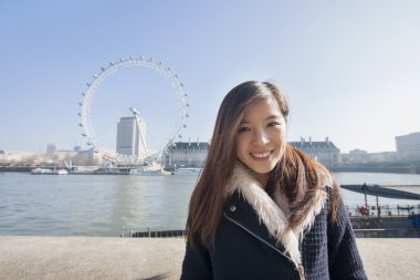 London Eye karşı duran kadın