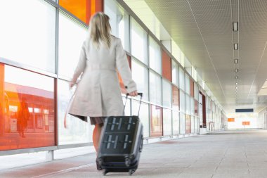 Genç işkadını acele