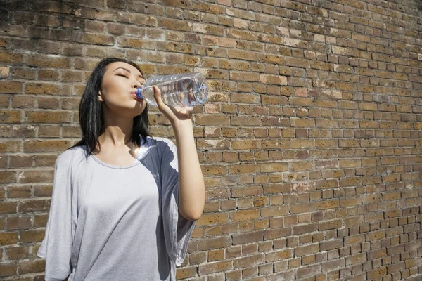 Donna acqua potabile — Foto Stock