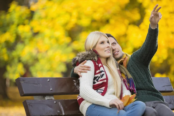 Man showing something to woman — Stock Photo, Image