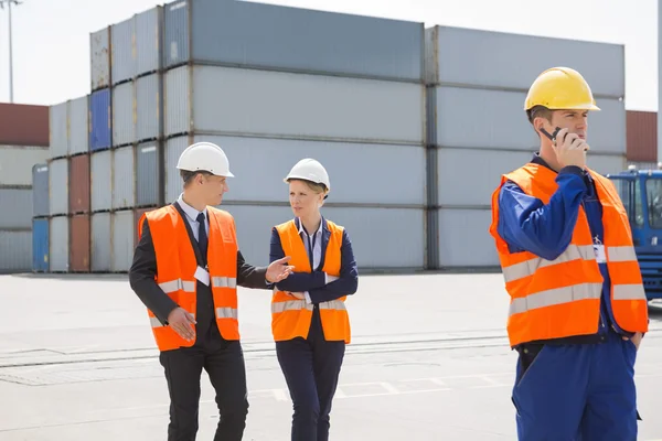 Trabalhador usando walkie-talkie — Fotografia de Stock