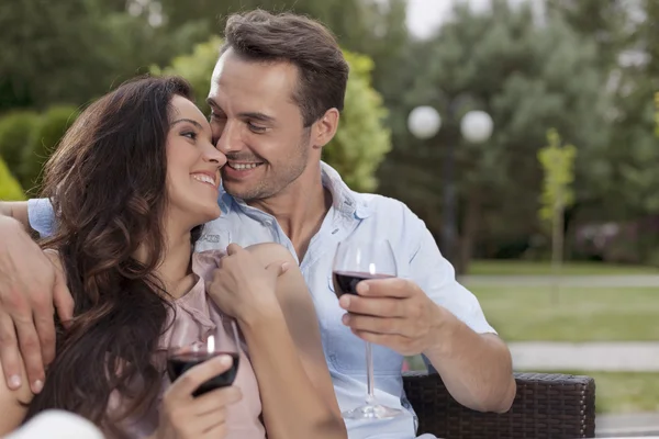 Genç çift kırmızı şarap parkta alıyor