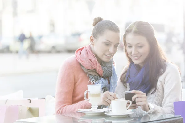 Mulheres usando telefone celular — Fotografia de Stock