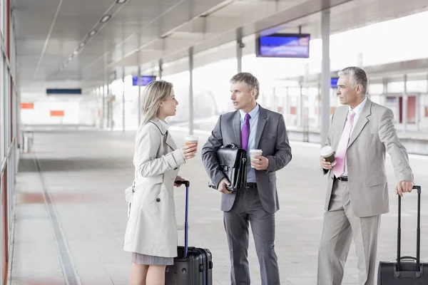 Empresarios con tazas de café hablando — Foto de Stock