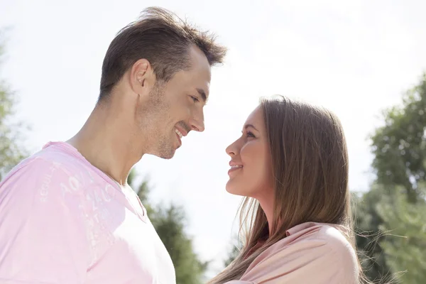 Casal olhando um para o outro — Fotografia de Stock