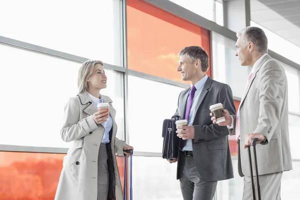 Empresarios con tazas de café hablando — Foto de Stock