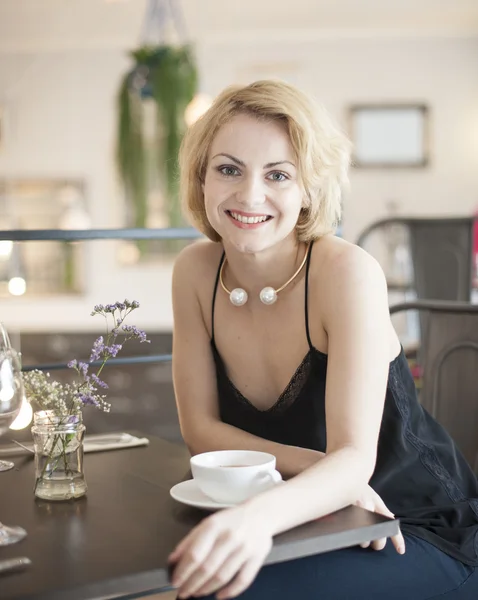 Frau sitzt am Restauranttisch — Stockfoto