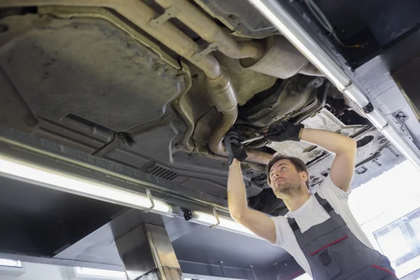 Механический ремонт автомобилей — стоковое фото