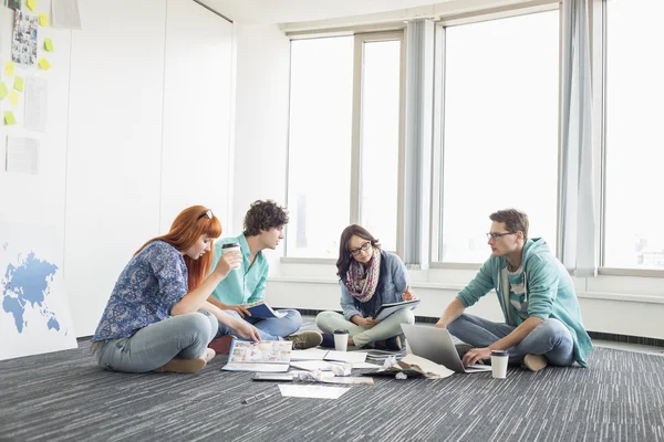 Businesspeople working on floor — Stock Photo, Image