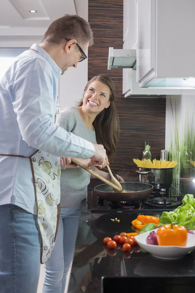 Couple préparant la nourriture — Photo