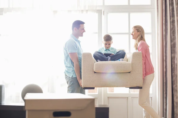 Ouders uitvoering van zoon — Stockfoto