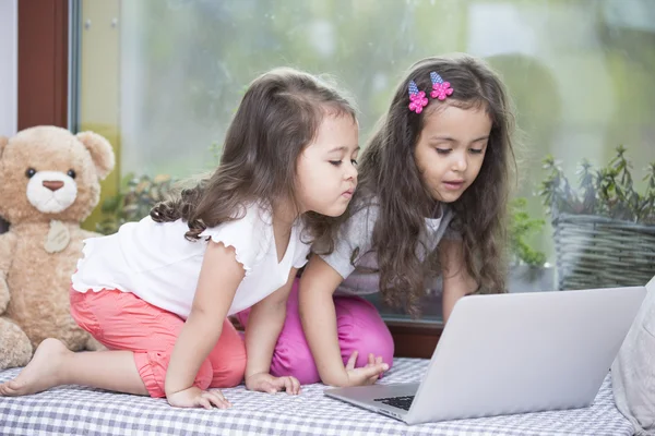 Systrar med laptop — Stockfoto