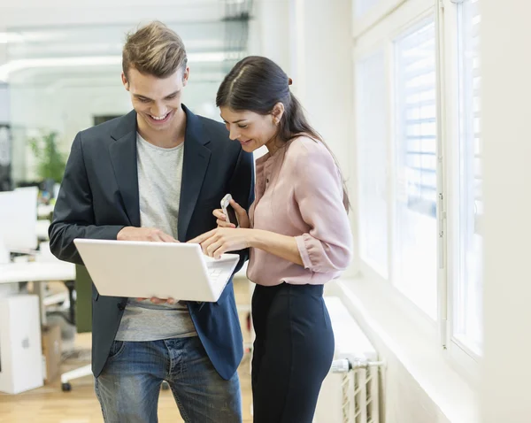 Homme d'affaires et femme d'affaires utilisant un ordinateur portable — Photo