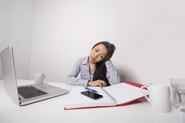 Empresária trabalhando na mesa de escritório — Fotografia de Stock