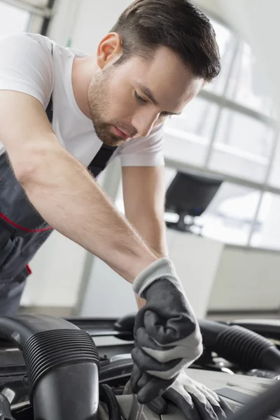 Wartungsingenieur repariert Auto — Stockfoto