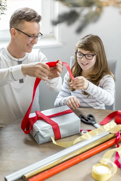 Padre e figlia che avvolgono il regalo di Natale — Foto Stock