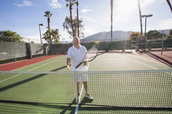 Joueur de tennis senior offrant poignée de main — Photo