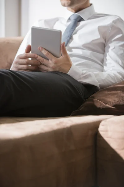 Affärsman som håller digital tablett — Stockfoto