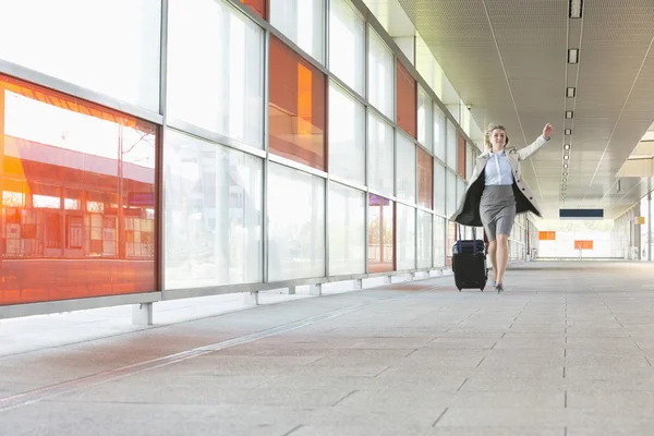 Empresaria con equipaje corriendo — Foto de Stock