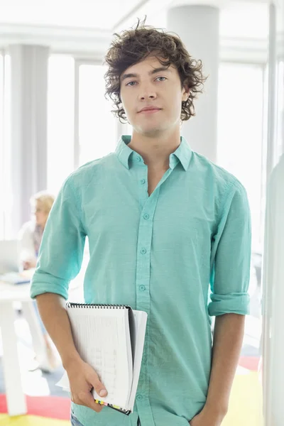 Confident businessman holding files — Stock Photo, Image