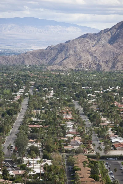 Residential district and mountains — Stock Photo, Image