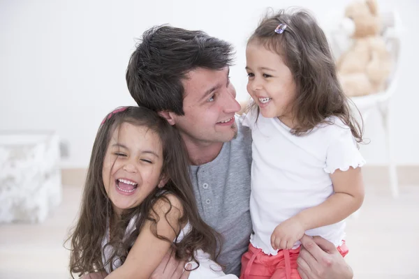 Vader met dochters tijd doorbrengen — Stockfoto