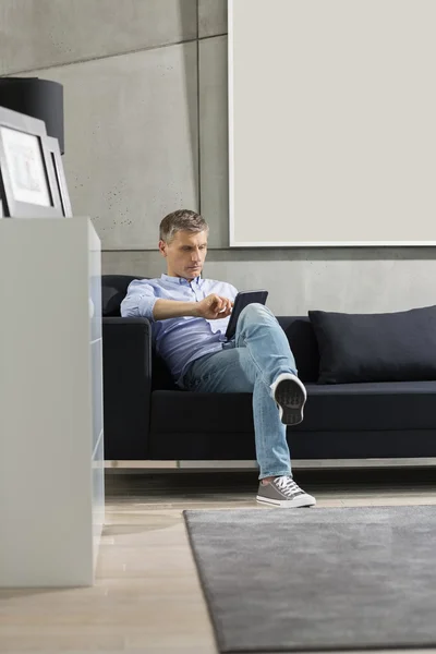 Homem de meia-idade usando tablet PC — Fotografia de Stock