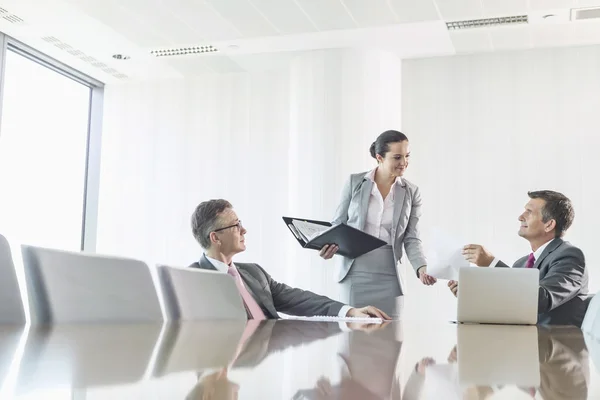 People having a discussion — Stock Photo, Image