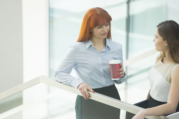 女企业家在办公室喝咖啡 — 图库照片