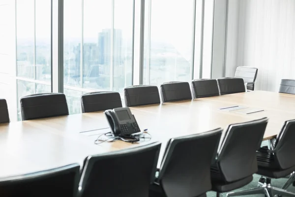 Konferensrum med telefon — Stockfoto