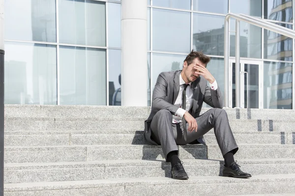 Businessman sitting on steps — Stock Photo, Image