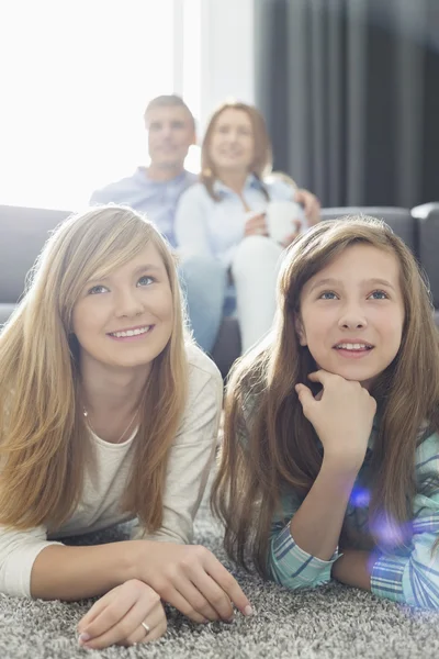 Vierköpfige Familie schaut gemeinsam fern — Stockfoto