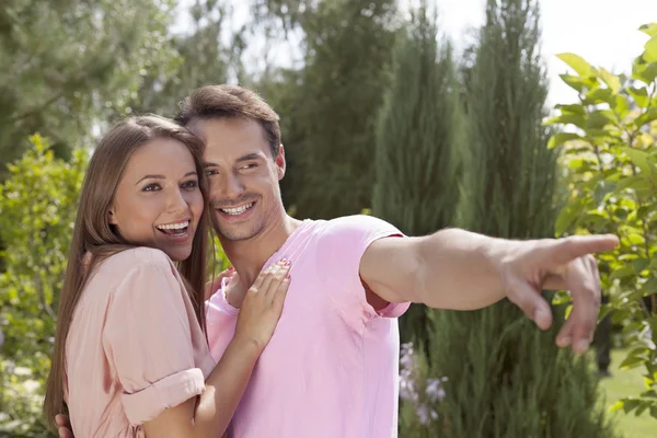 Man showing something to woman — Stock Photo, Image