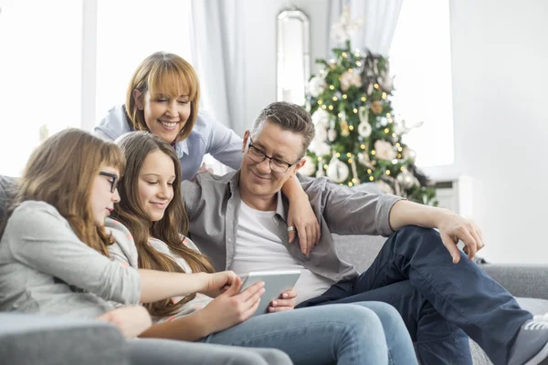 Famiglia con tablet PC sul divano — Foto Stock