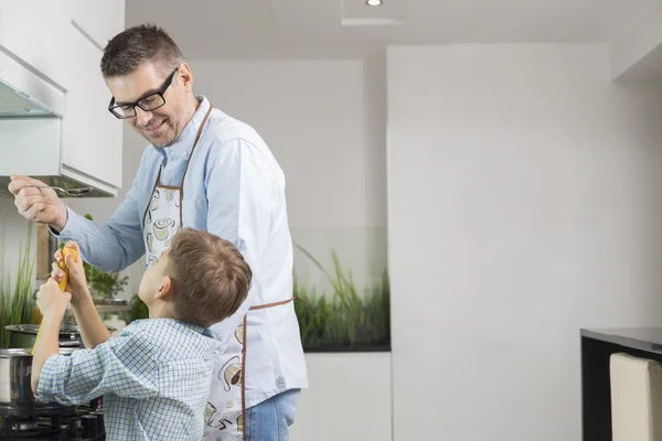 Ather och son förbereda spaghetti — Stockfoto