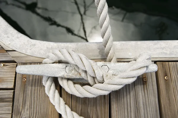 Rope tied to a jetty cleat — Stock Photo, Image