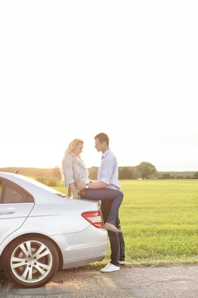 Paar met de auto in platteland — Stockfoto