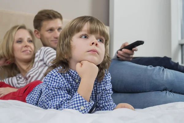 Aile televizyon izliyor. — Stok fotoğraf