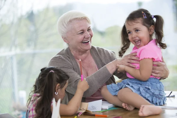 Mujer teniendo tiempo de calidad con nietas — Foto de Stock