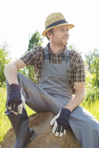 Trädgårdsmästare tittar bort — Stockfoto