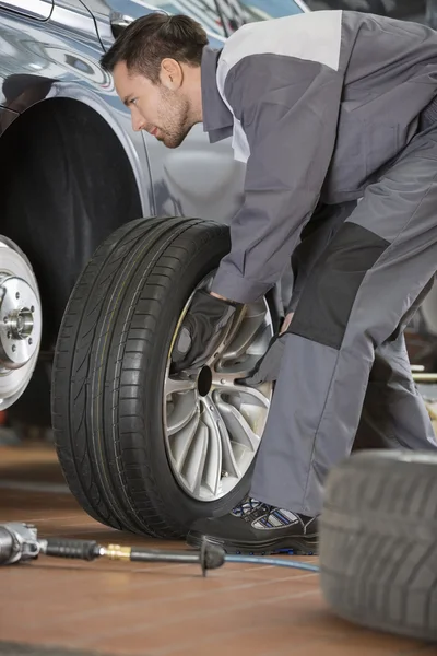 Mechanic fixing car's tire — Stock Photo, Image